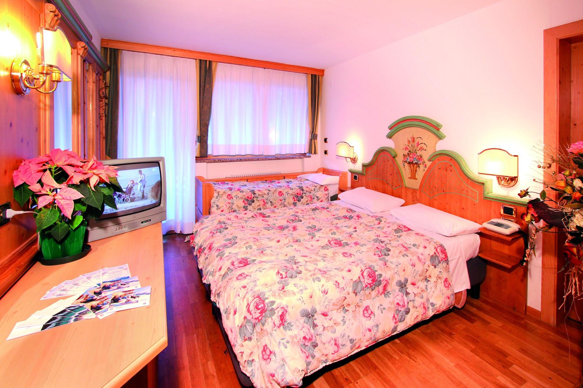 Hotel Dolomiti Schloss Canazei Kültér fotó