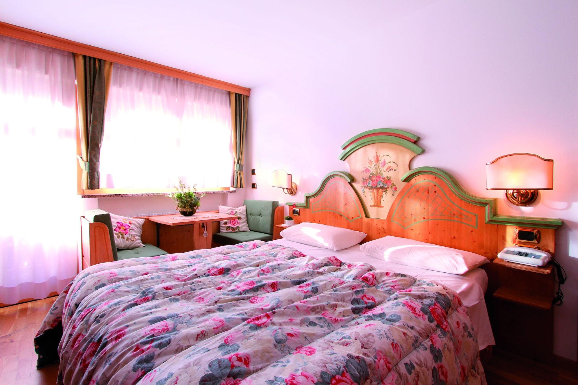 Hotel Dolomiti Schloss Canazei Kültér fotó