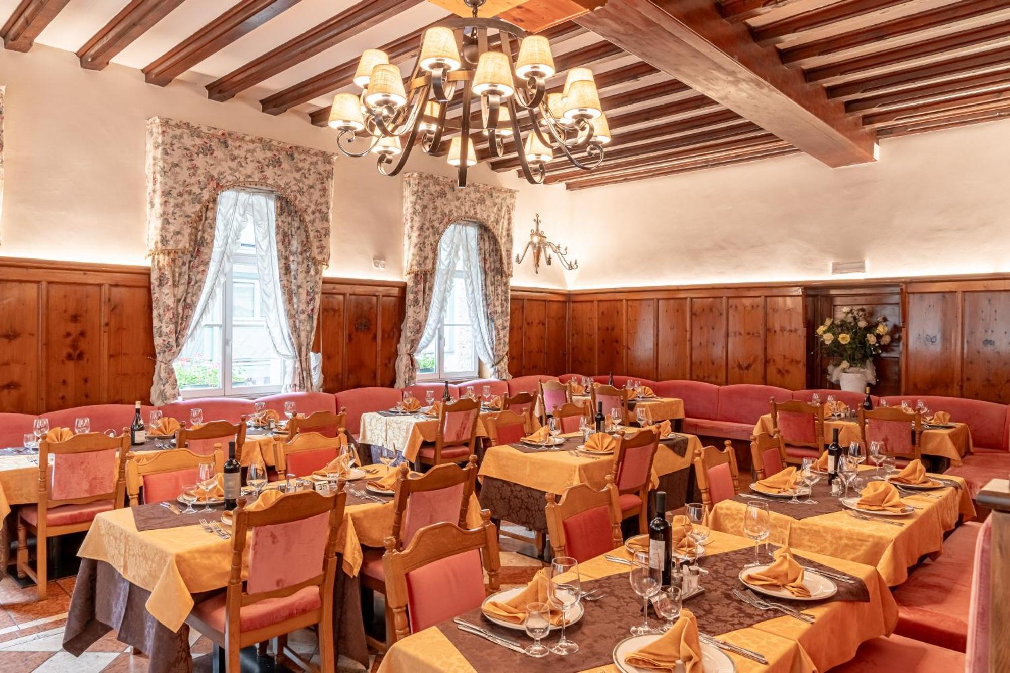 Hotel Dolomiti Schloss Canazei Kültér fotó