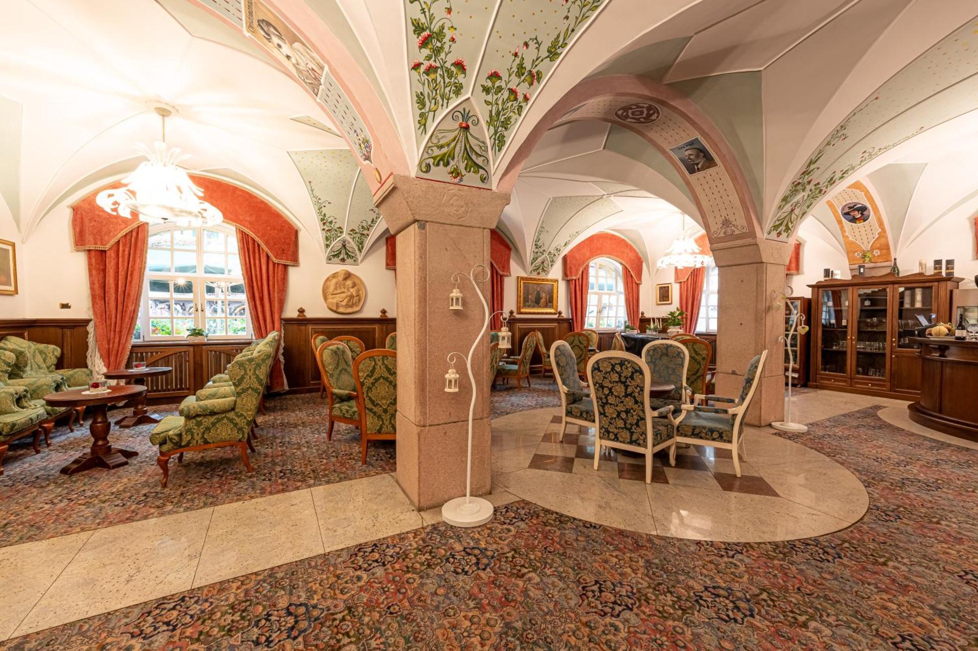 Hotel Dolomiti Schloss Canazei Kültér fotó