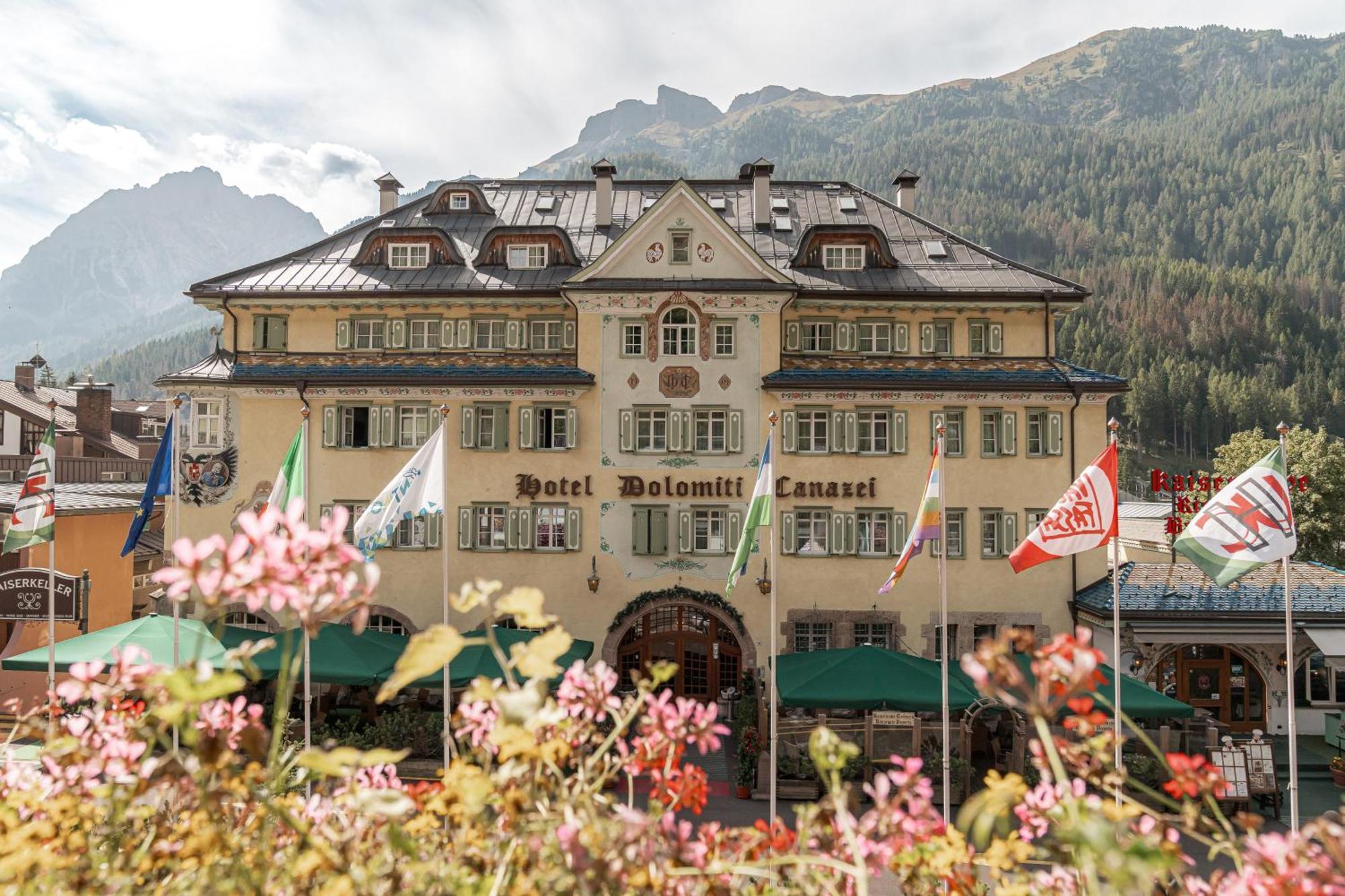 Hotel Dolomiti Schloss Canazei Kültér fotó