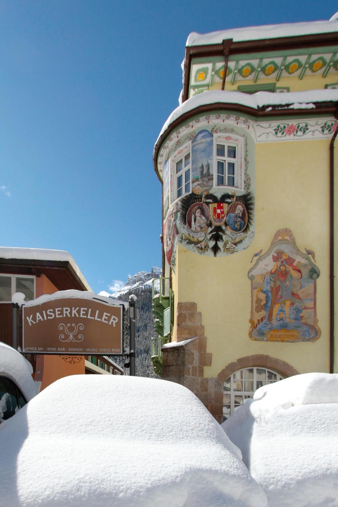 Hotel Dolomiti Schloss Canazei Kültér fotó
