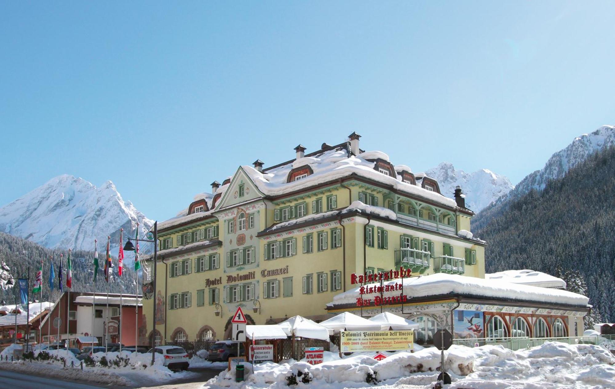 Hotel Dolomiti Schloss Canazei Kültér fotó