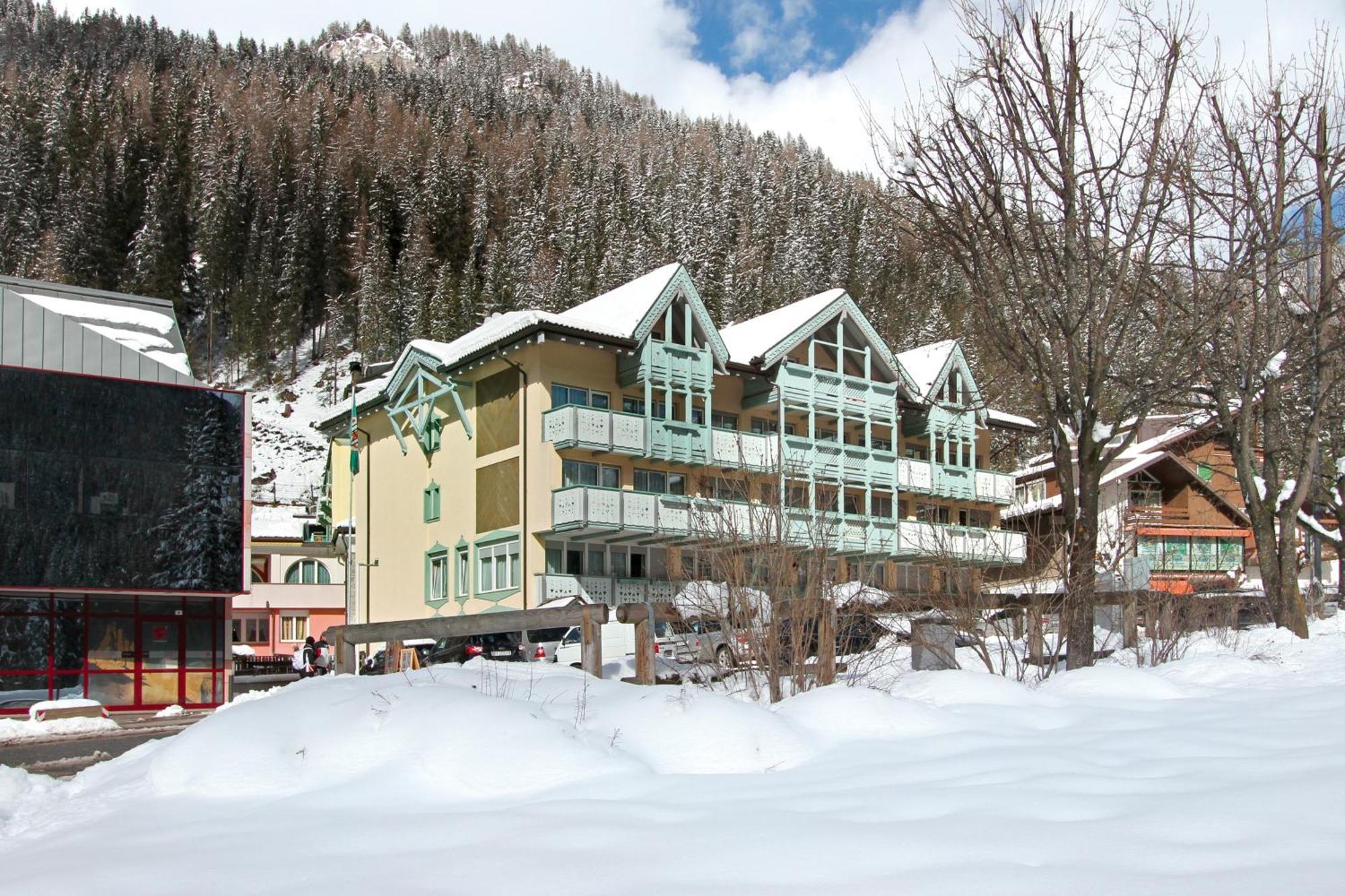 Hotel Dolomiti Schloss Canazei Kültér fotó