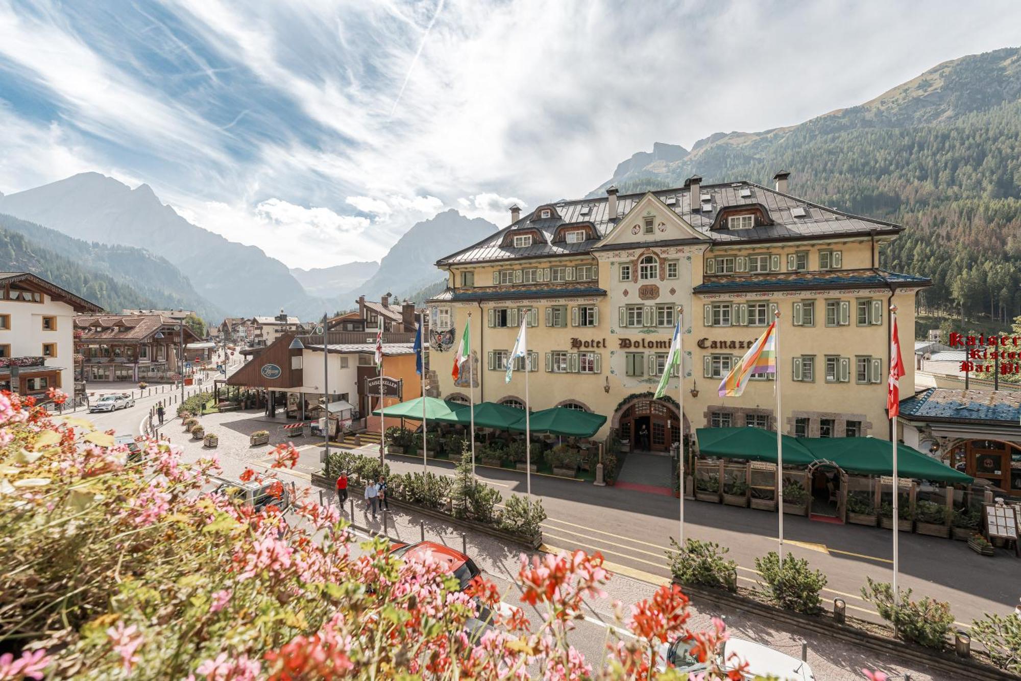 Hotel Dolomiti Schloss Canazei Kültér fotó