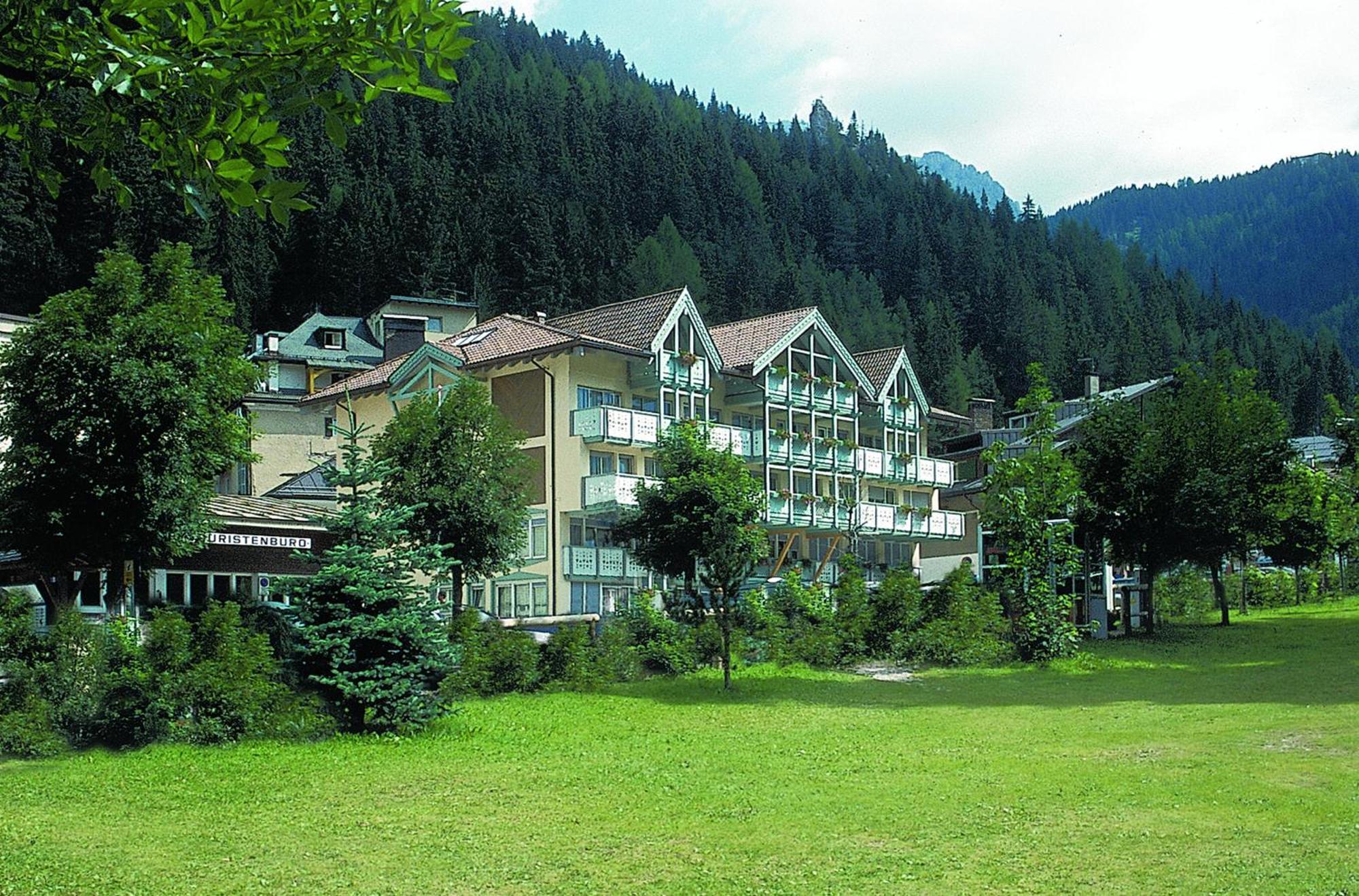 Hotel Dolomiti Schloss Canazei Kültér fotó