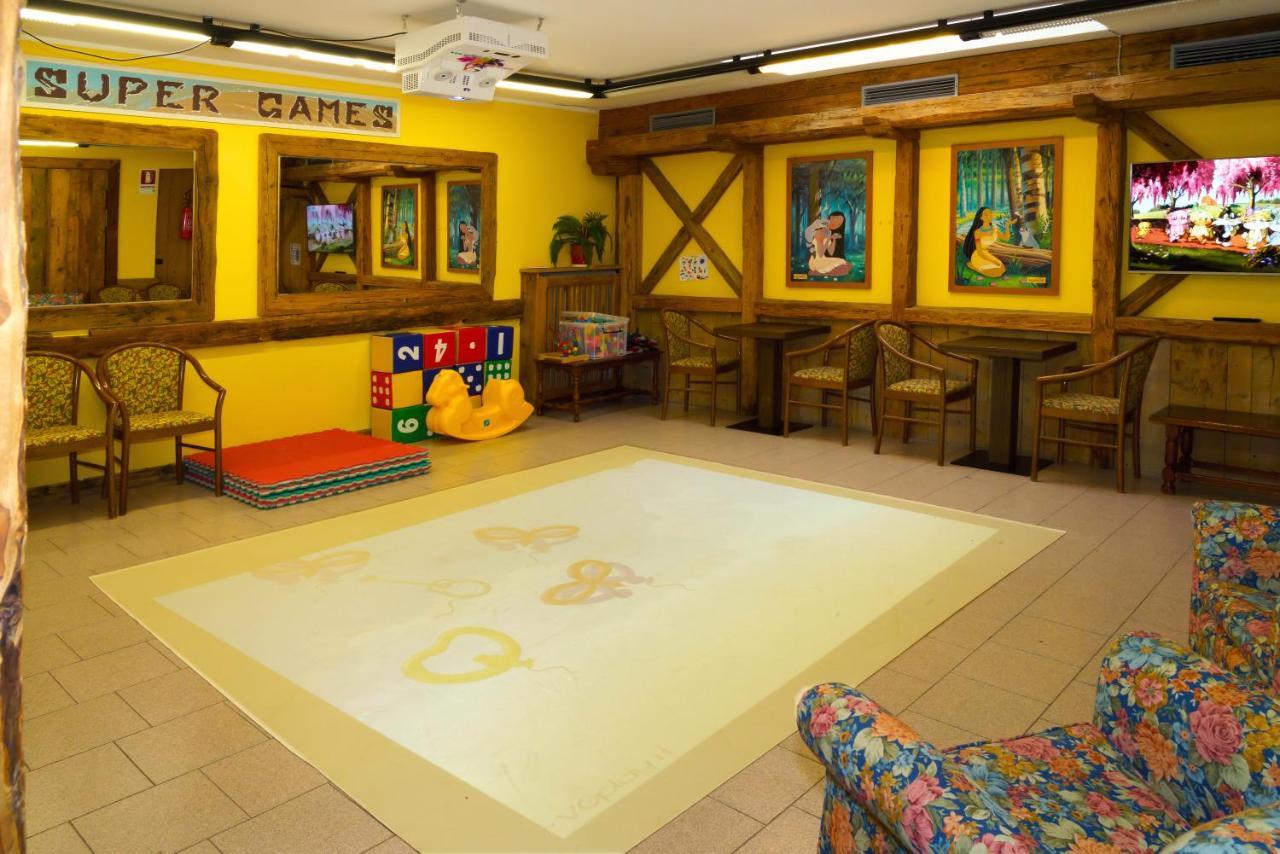 Hotel Dolomiti Schloss Canazei Kültér fotó